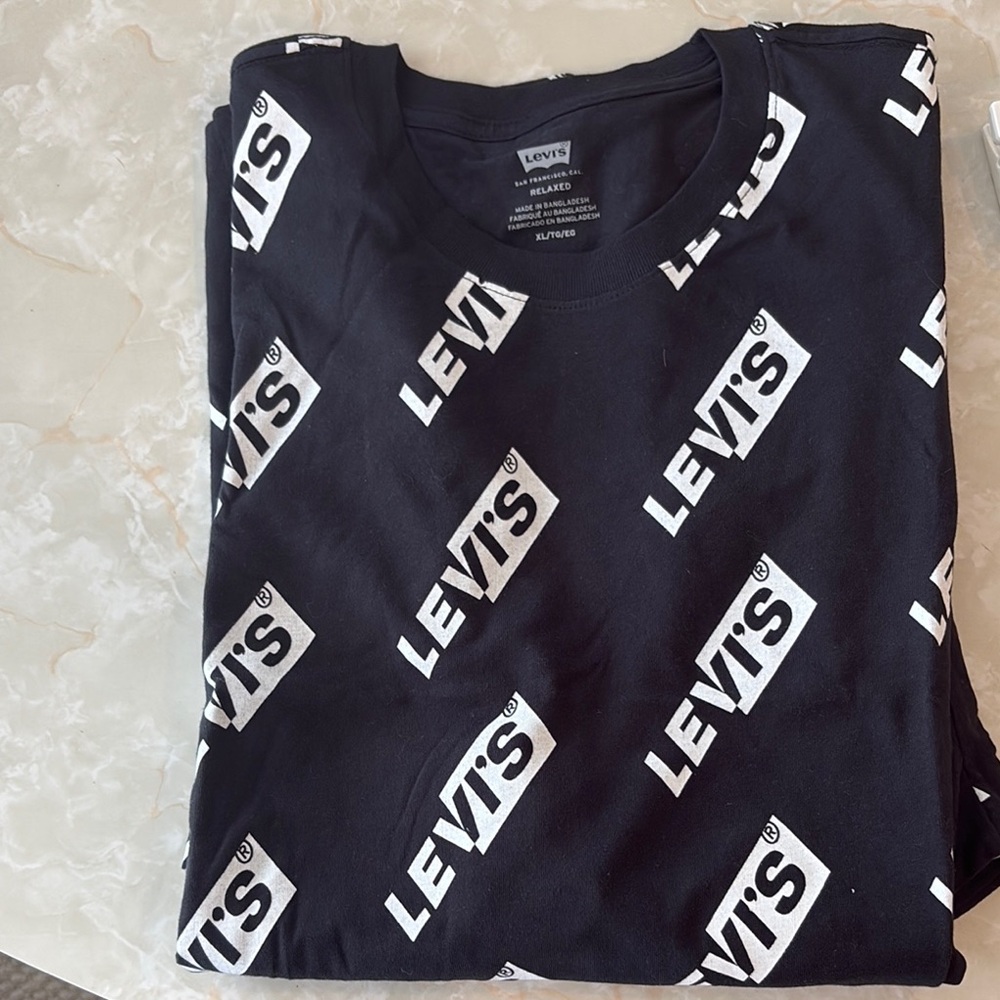 Levi's Black and White Graphic Tee Short Sleeve